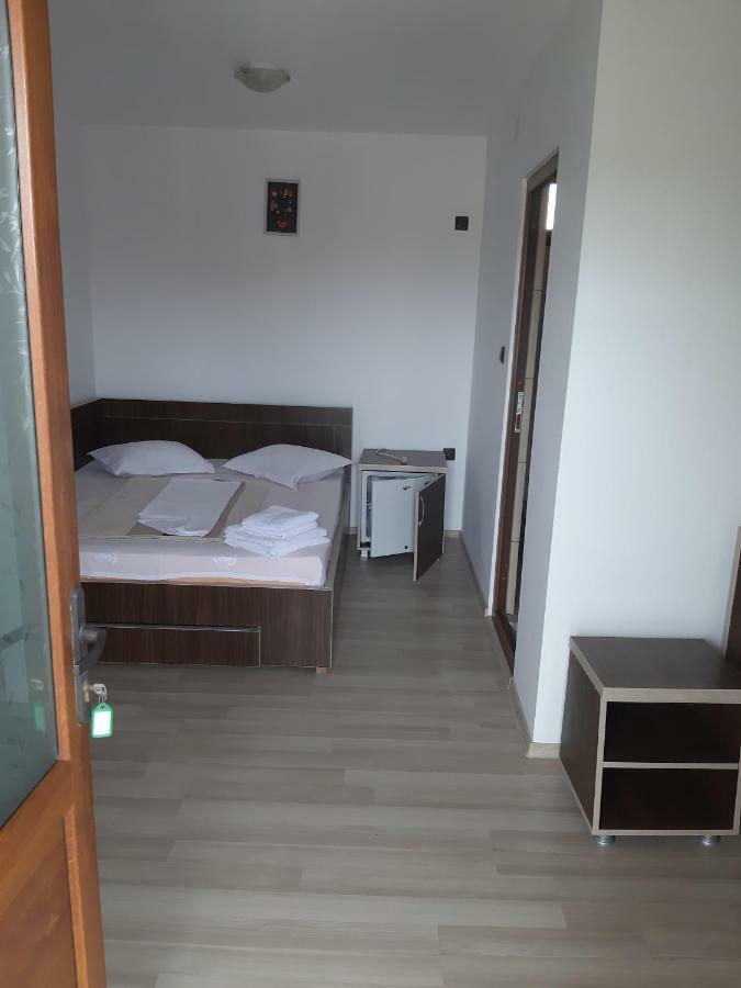 La Babusca Hotel 2 Mai Bagian luar foto